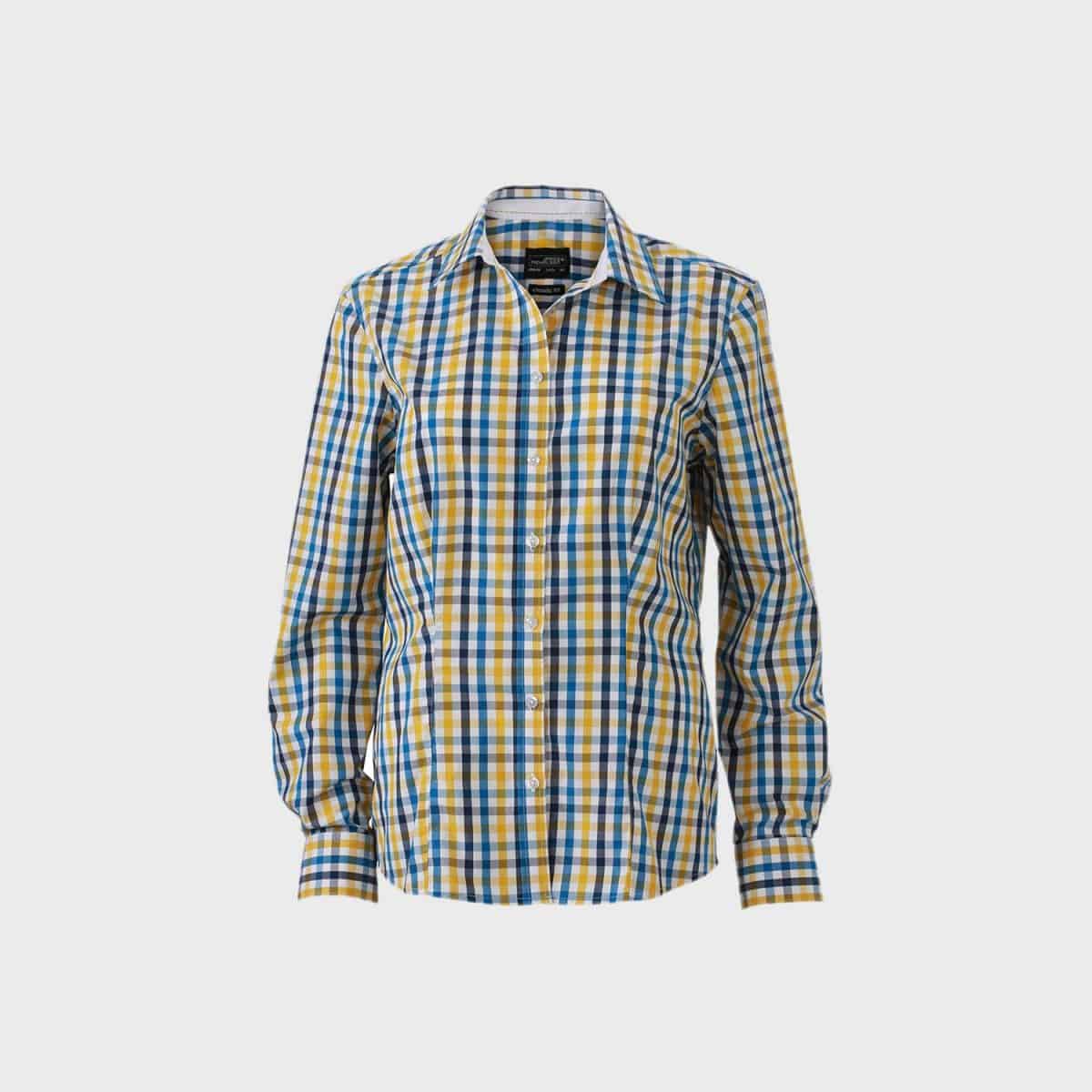 Eine langärmlige, zuknöpfbare Karobluse für Damen mit einem lebendigen Karomuster in Blau-, Gelb-, Weiß- und Grüntönen. Das Hemd hat einen klassischen Kragen und geknöpfte Manschetten und hebt sich von einem schlichten weißen Hintergrund ab.