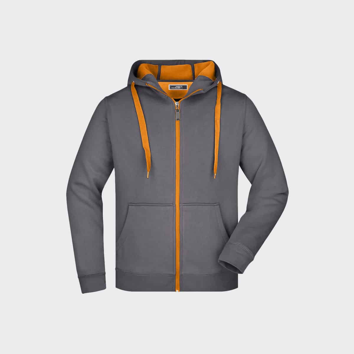 Diese zweifarbige Herren-Sweatjacke ist ein grauer Kapuzenpullover mit Reißverschluss, orangefarbenem Innenfutter und Kordelzug. Er hat einen Reißverschluss vorne, zwei Vordertaschen und lange Ärmel, alles auf einem schlichten weißen Hintergrund.