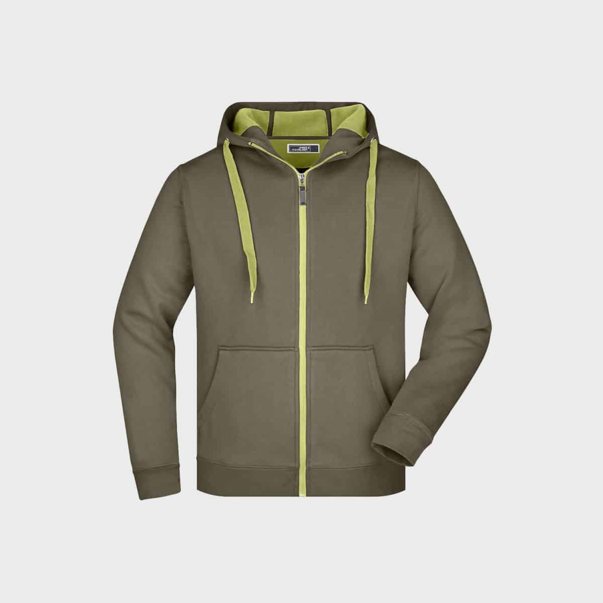 Eine khakigrüne zweifarbige Herren-Sweatjacke mit Reißverschluss und limettengrünem Innenfutter in der Kapuze. Sie verfügt über limettengrüne Kordeln und einen Reißverschluss vorne sowie zwei Vordertaschen. Der Hoodie ist auf einem schlichten weißen Hintergrund abgebildet.