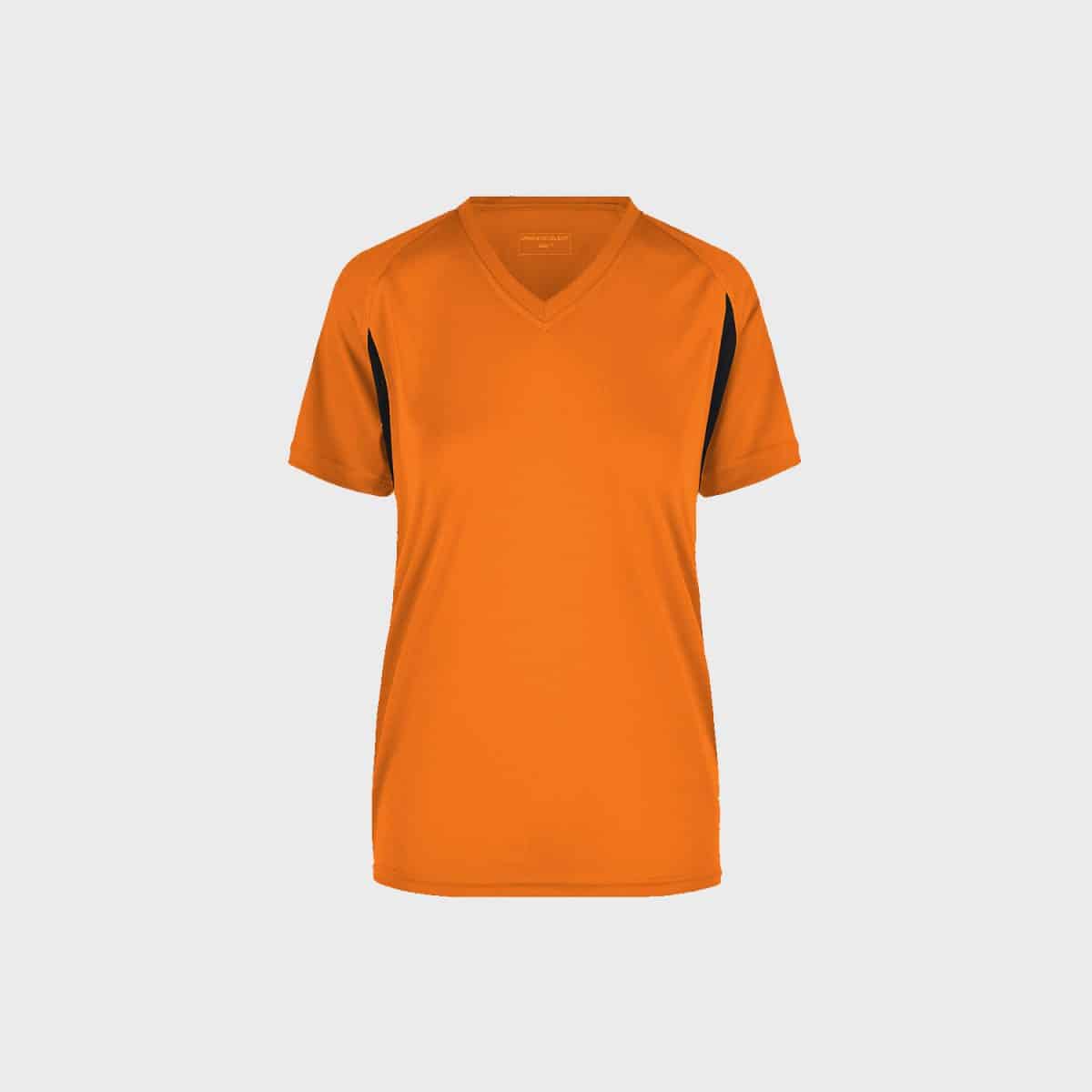 Ein schlichtes orangefarbenes atmungsaktives Lauf-T-Shirt für Damen mit kurzen Ärmeln und V-Ausschnitt. Das Shirt weist schwarze Akzente an den Ärmelseiten auf, die sich von einem einfarbigen hellen Hintergrund abheben.