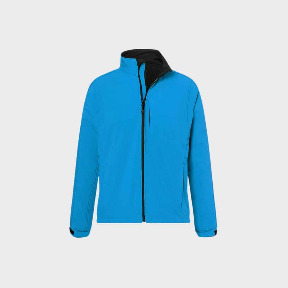 Eine leuchtend blaue Softshelljacke für Herren mit kontrastierendem schwarzen Innenfutter. Diese langärmelige Jacke hat einen hohen Kragen und einen durchgehenden Frontreißverschluss. Die Ärmel haben verstellbare Manschetten und die Außenseite ist frei von sichtbaren Logos oder Designs.