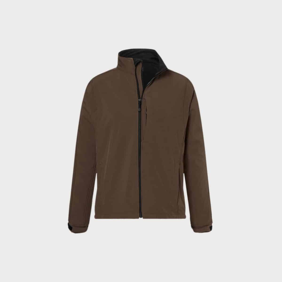 Eine Herren-Softshelljacke in Braun mit hohem Kragen, langen Ärmeln und minimalistischem Design. Die Jacke besteht aus glattem Stoff, hat ein schwarzes Innenfutter und einen einzelnen vertikalen Reißverschluss auf der Vorderseite.