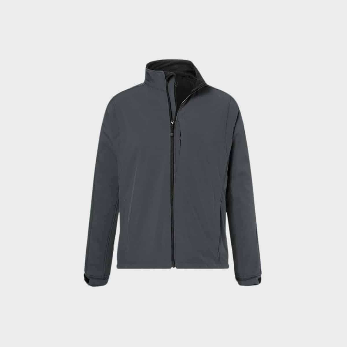 Eine dunkelgraue Softshelljacke für Herren mit langen Ärmeln, hohem Kragen, Reißverschlusstaschen und verstellbaren Bündchen ist auf einem schlichten weißen Hintergrund zu sehen. Die Jacke hat außerdem ein durchgehendes Reißverschlussdesign.