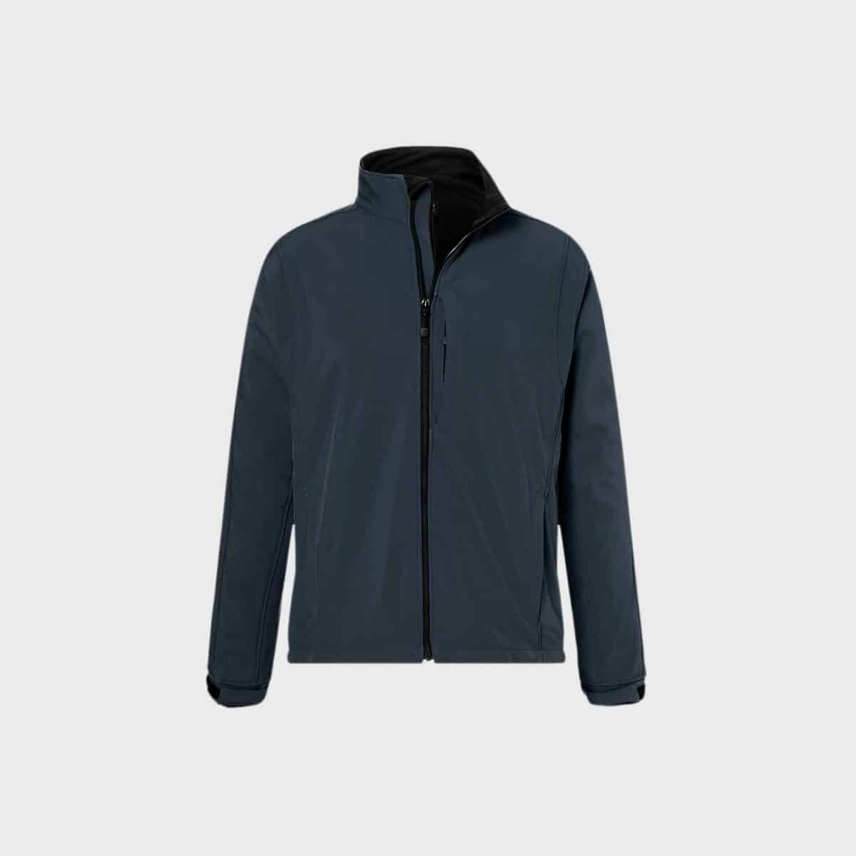 Eine dunkelgrüne, langärmelige Softshelljacke für Herren mit Frontreißverschluss ist auf einem schlichten hellgrauen Hintergrund abgebildet. Die Jacke verfügt über einen Stehkragen und verstellbare Manschetten, die leichten Wetterschutz bieten.