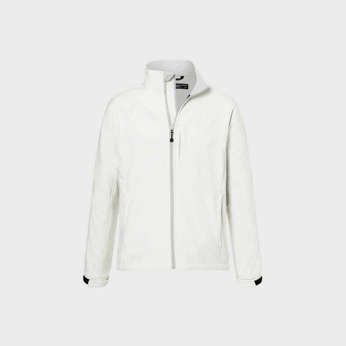 Eine weiße Herren-Softshelljacke mit hohem Kragen ist auf einem schlichten grauen Hintergrund zu sehen. Diese Jacke verfügt über verstellbare Bündchen und Reißverschlusstaschen auf beiden Seiten.
