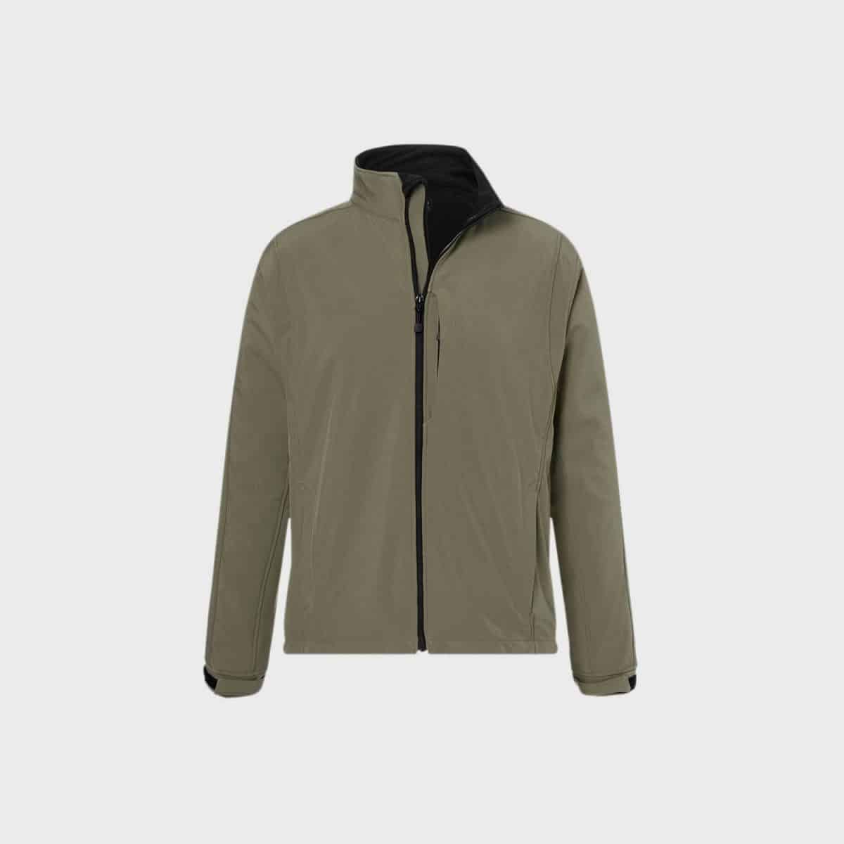Eine olivgrüne Softshelljacke für Herren mit langen Ärmeln, Reißverschluss vorne und hohem Kragen ist auf einem schlichten weißen Hintergrund abgebildet. Die Jacke verfügt über schwarze Reißverschlussakzente und verstellbare Manschettenriemen.
