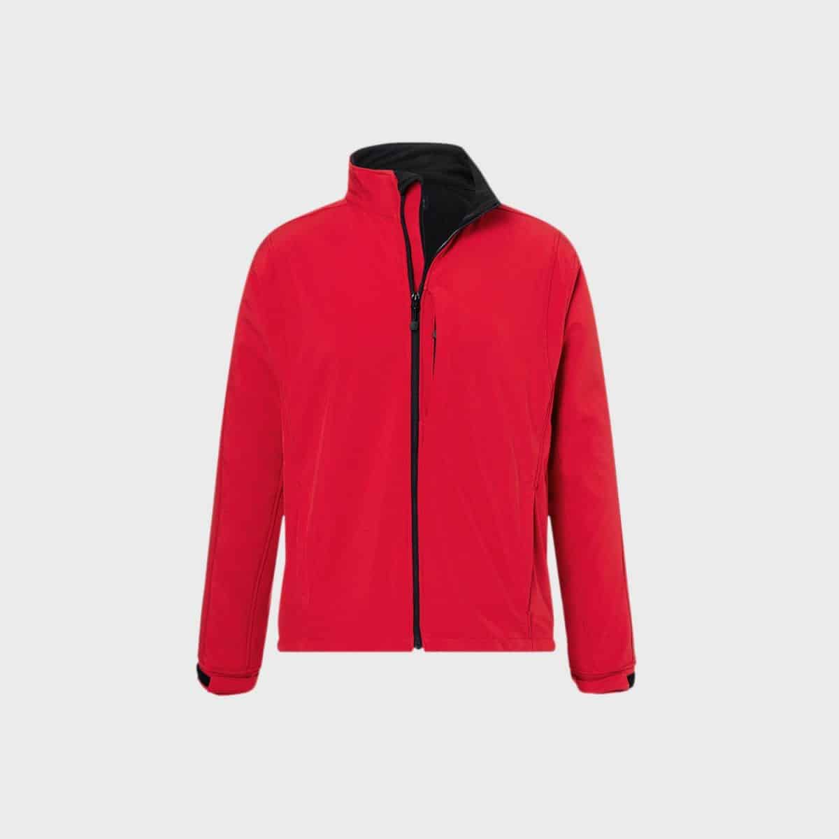 Die Herren-Softshelljacke ist eine leuchtend rote Reißverschlussjacke mit langen Ärmeln, hohem Kragen und schwarzem Innenfutter. Sie verfügt über einen Reißverschluss vorne und verstellbare Klettverschlüsse an den Manschetten. Das Design ist schlicht und funktional, sodass sie für verschiedene Wetterbedingungen geeignet ist.