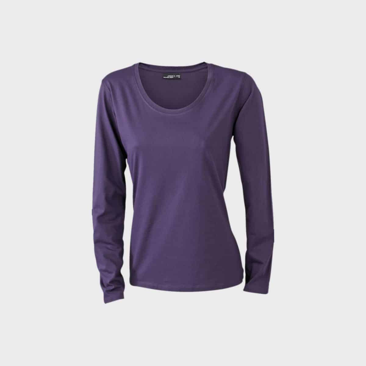 Das Damen Langarmshirt in Lila ist auf einem schlichten weißen Hintergrund zu sehen und hat einen runden Ausschnitt. Das Shirt hat ein schlichtes, tailliertes Design und scheint aus bequemem, dehnbarem Stoff gefertigt zu sein.