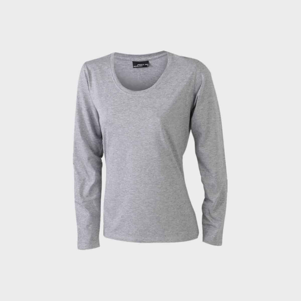 Ein schlichtes, langärmeliges Damen-Langarmshirt vor weißem Hintergrund. Das graue Shirt hat ein schlichtes Design ohne sichtbare Muster oder Logos und scheint aus weichem, bequemem Stoff gefertigt zu sein.
