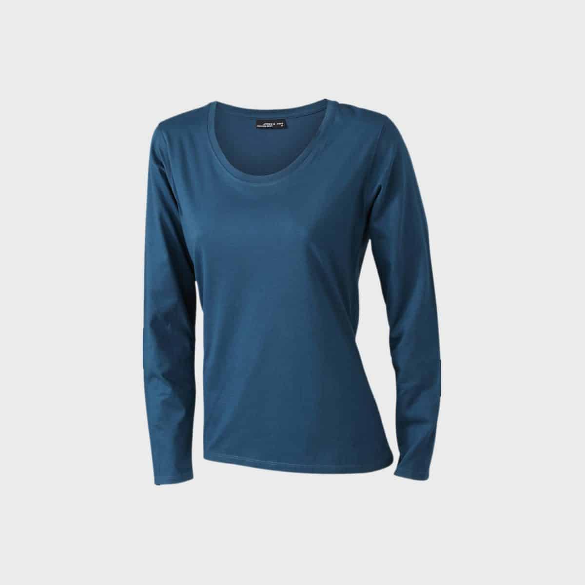 Ein Langarmshirt für Damen in Marineblau mit rundem Ausschnitt. Auf einem schlichten weißen Hintergrund präsentiert sich dieses Design mit seiner schlichten und eleganten Ästhetik. Das glatte Material wirkt leicht tailliert und sorgt für einen raffinierten Look.