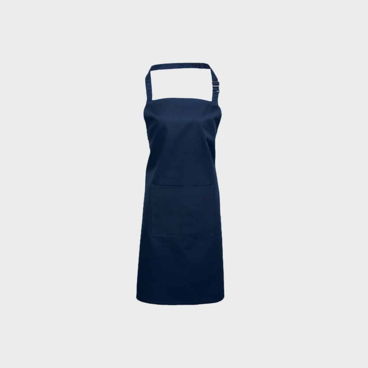 Eine dunkelblaue PREMIER WORKWEAR Latzschürze mit Tasche mit Nackenriemen und zwei großen Vordertaschen ist vor einem schlichten, hellgrauen Hintergrund abgebildet. Die Schürze scheint aus strapazierfähigem Stoff gefertigt zu sein und ist so konzipiert, dass sie den ganzen Körper bedeckt und bis zu den Knien reicht.