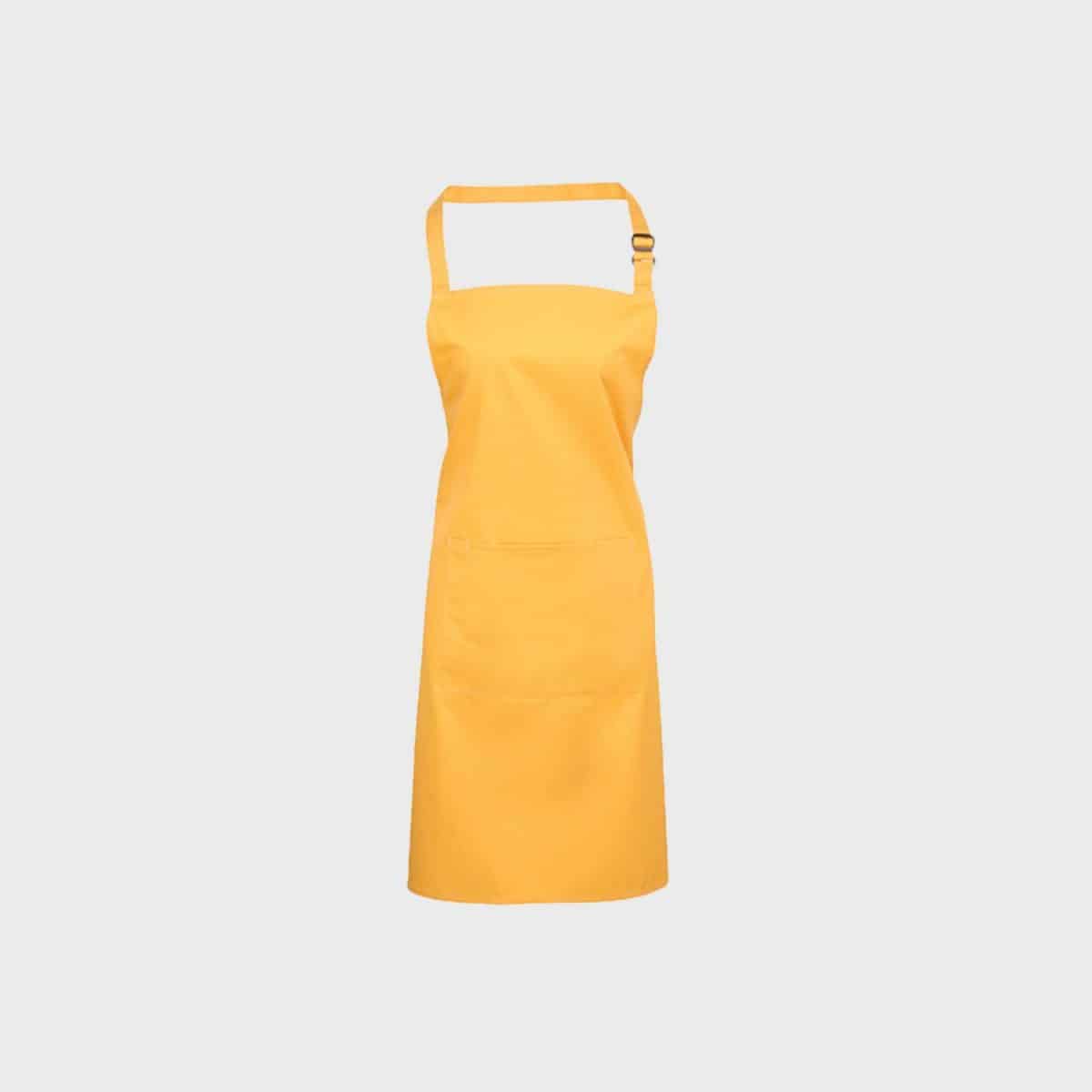 Eine leuchtend gelbe PREMIER WORKWEAR Latzschürze mit Tasche vor einem schlichten hellgrauen Hintergrund. Die Schürze verfügt über einen verstellbaren Nackenriemen und eine Tasche auf der Vorderseite. Sie hat ein einfaches, klares Design und eignet sich für die Verwendung in der Küche oder beim Basteln.