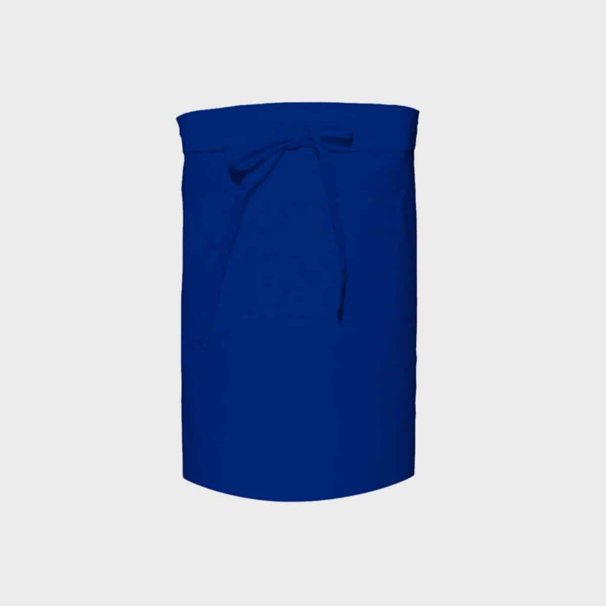 Eine königsblaue, knielange LINK KITCHENWEAR Schürze kurz mit Fronttasche und Bindeband vorne. Die Schürze hat ein schlichtes Design mit einer einzelnen Fronttasche und einem Riemen, der um die Taille gebunden wird, was für ein elegantes und funktionales Aussehen sorgt. Der Hintergrund ist schlicht und hellgrau, perfekt für jede Küchenumgebung.