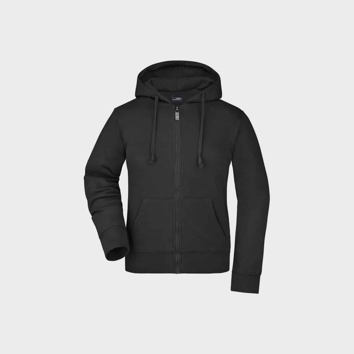 Eine Kapuzenjacke für Damen in Schwarz mit Frontreißverschluss, verstellbarer Kapuze mit Kordelzug und Fronttaschen. Dieser Hoodie auf schlichtem weißem Hintergrund hat lange Ärmel und ein schlichtes, lässiges Design.