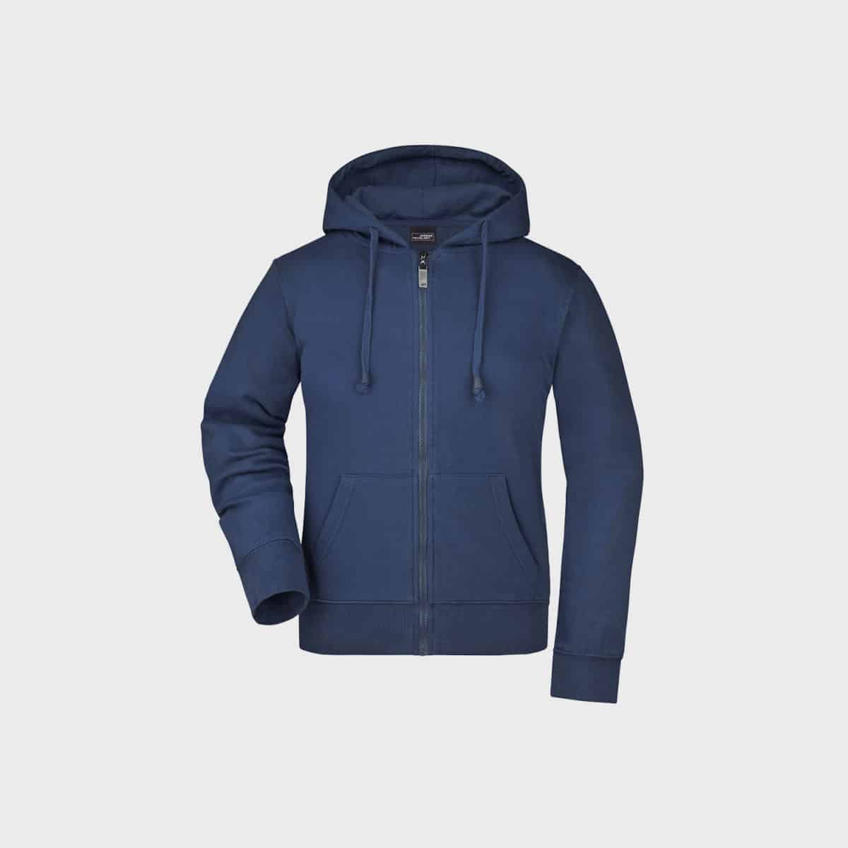 Eine blaue Kapuzenjacke für Damen hat einen Reißverschluss vorne, eine Kapuze mit Kordelzug und zwei Vordertaschen. Sie hat gerippte Bündchen und einen gerippten Saum und ist auf einem schlichten weißen Hintergrund abgebildet.