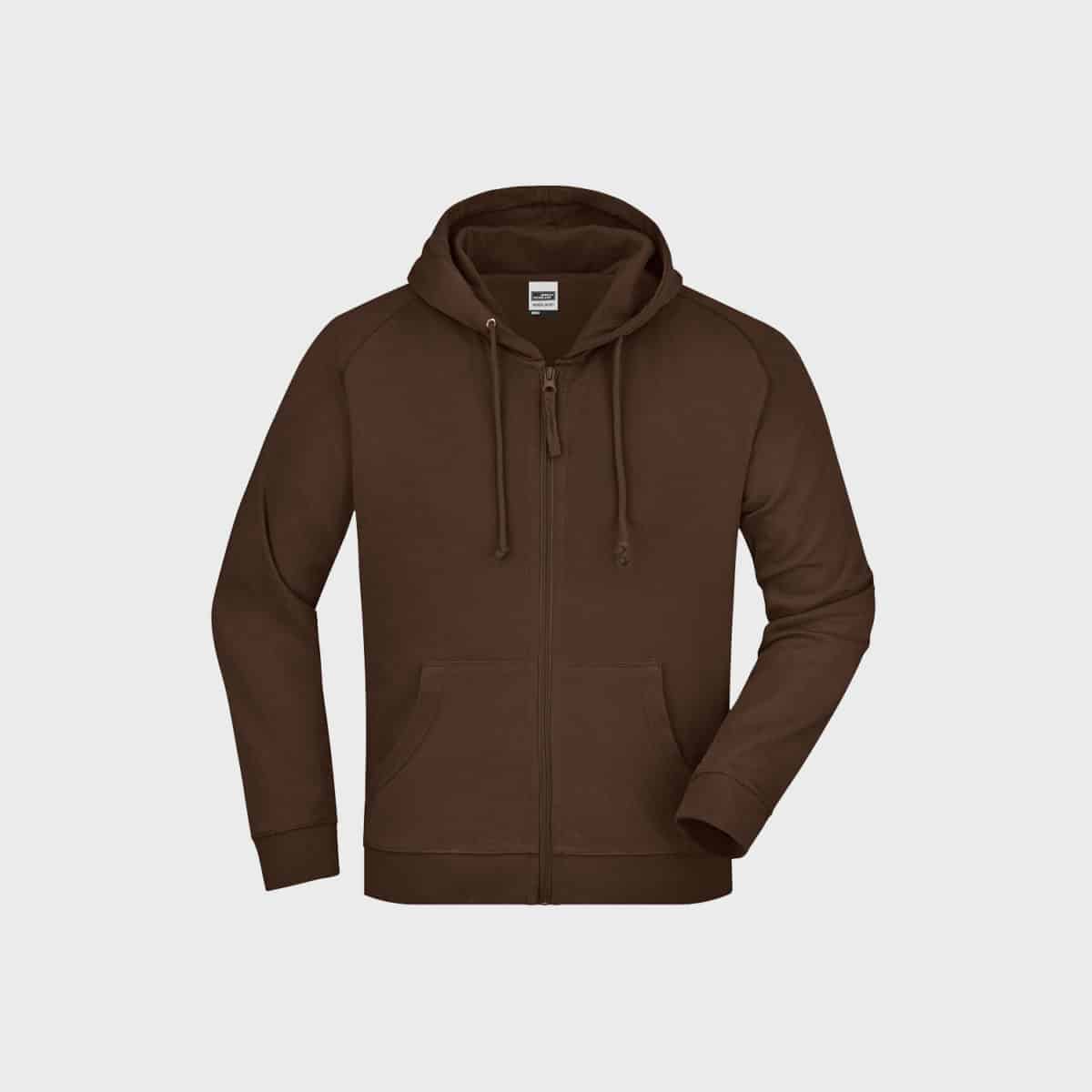 Die braune Kapuzenjacke für Herren ist auf einem schlichten weißen Hintergrund zu sehen und verfügt über einen Reißverschluss, eine Kapuze mit Kordelzug, gerippte Bündchen und Saum, Vordertaschen und einen vollständig geschlossenen Reißverschluss. Das Design ist schlicht und lässig.