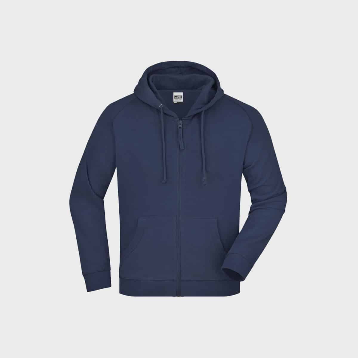 Eine Kapuzenjacke für Herren in Marineblau mit Kapuze mit Kordelzug und Vordertaschen. Die Kapuze hat lange Ärmel mit gerippten Bündchen und einen gerippten Bund für eine bequeme Passform. Sie ist auf einem schlichten weißen Hintergrund abgesetzt.