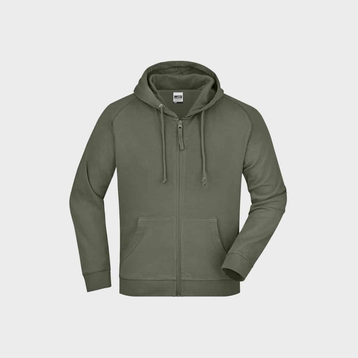 Eine Herren-Kapuzenjacke in Salbeigrün mit Kapuze mit Kordelzug und Vordertaschen ist auf einem schlichten weißen Hintergrund abgebildet. Die Kapuze hat gerippte Bündchen und Saum für eine bequeme Passform und ein kleines weißes Etikett am inneren Halsausschnitt.