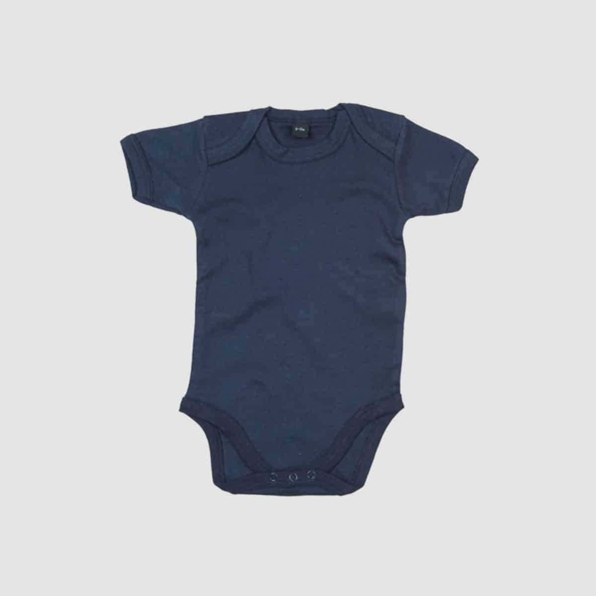 Der Baby Kurzarm Body ist ein marineblauer Einteiler mit kurzen Ärmeln und rundem Ausschnitt. Er verfügt unten über drei Druckknöpfe, die das Windelwechseln erleichtern. Der Stoff wirkt weich und bequem, perfekt für Kleinkinder. Das Produkt ist auf einem schlichten weißen Hintergrund angebracht.