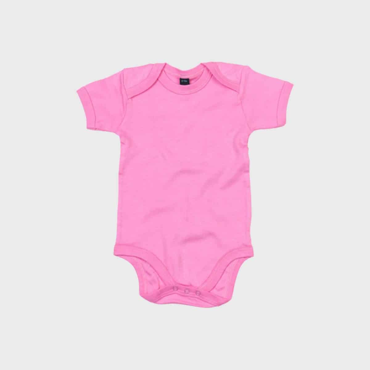 Der Baby Kurzarm Body ist ein kurzärmliger, rosa Baby-Einteiler mit einfachem Design. Er hat einen Rundhalsausschnitt und Druckknöpfe an der Unterseite zum einfachen Windelwechseln. Der Einteiler ist auf einem schlichten weißen Hintergrund abgebildet.