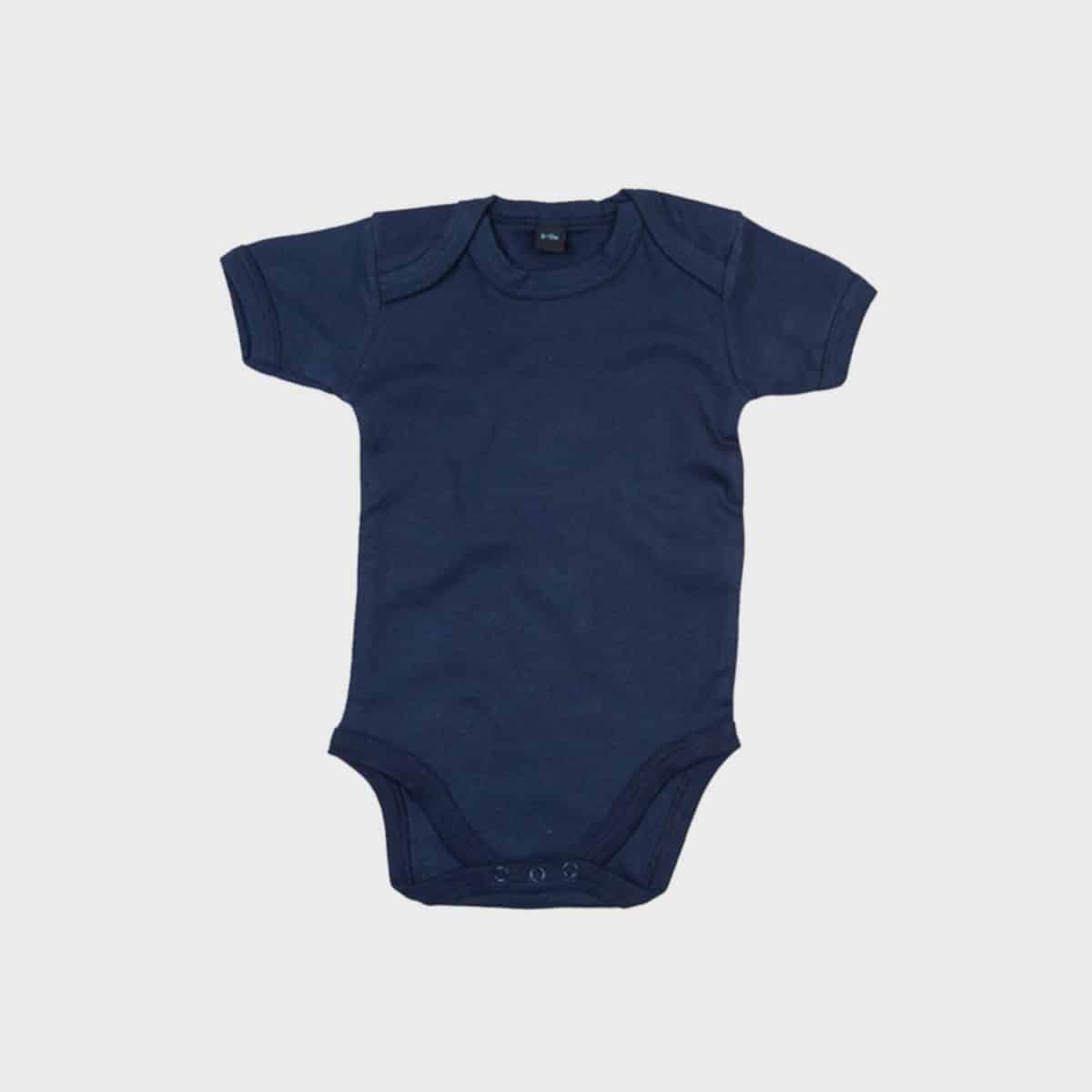 Ein schlichter marineblauer „Baby Kurzarm Body“ mit kurzen Ärmeln und Druckknopfverschluss unten. Der Babybody liegt flach auf einem hellgrauen Untergrund.