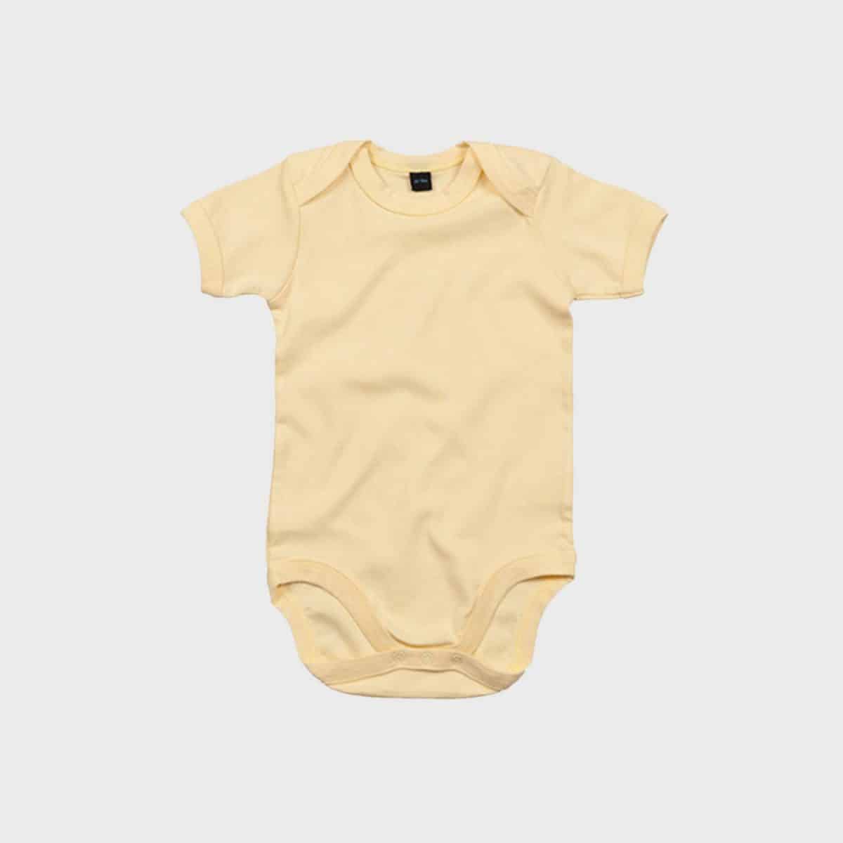 Ein schlichter, kurzärmliger gelber Baby Kurzarm-Body liegt flach auf einem weißen Hintergrund. Der Body hat einen runden Ausschnitt und Druckknöpfe an der Unterseite für einfaches Windelwechseln.