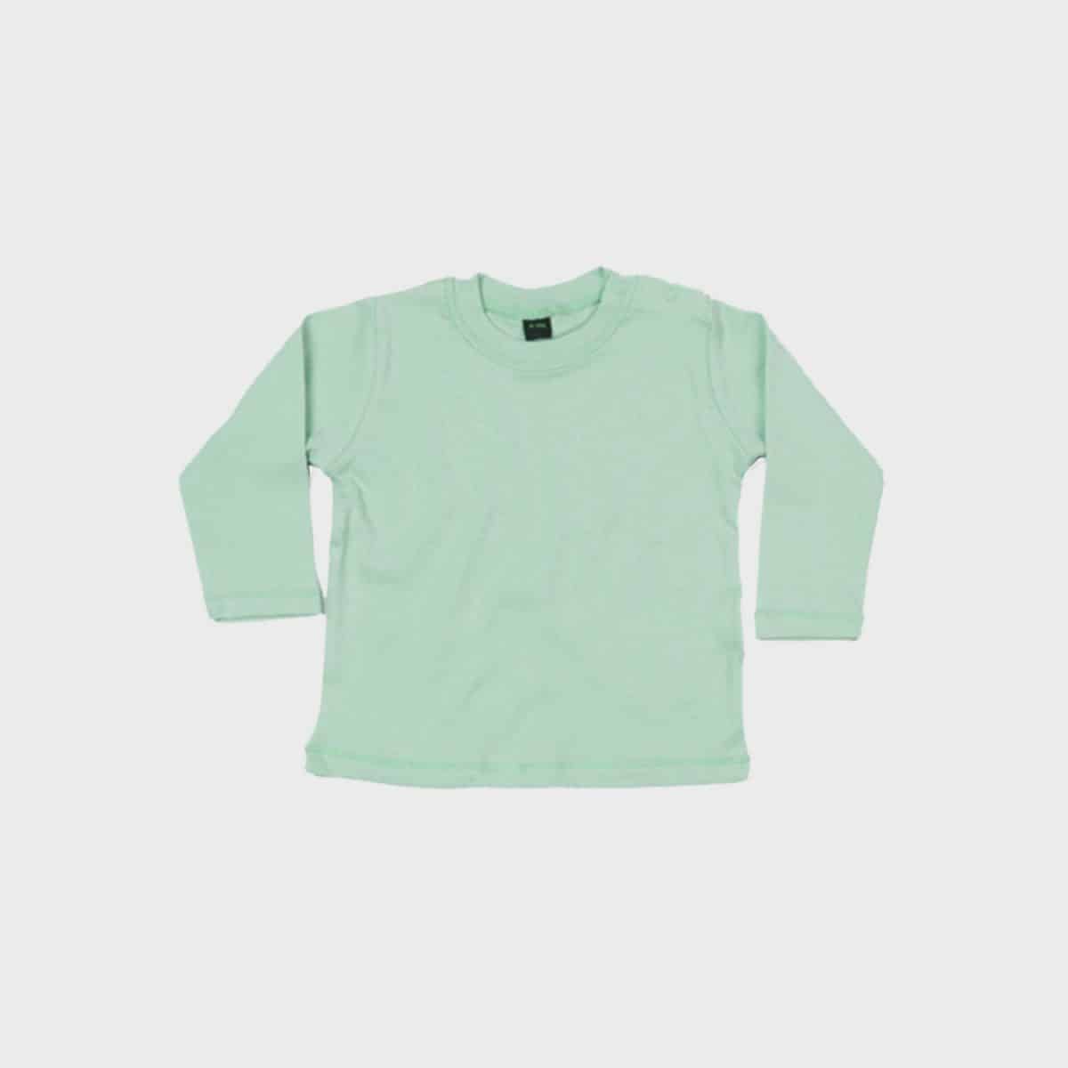 Ein langärmliges, pastellgrünes Baby Langarm T-Shirt auf einem schlichten weißen Hintergrund. Dieses Shirt hat einen einfachen Rundhalsausschnitt und ist frei von jeglichen Mustern oder Designs, sodass es sich für die Freizeit eignet.
