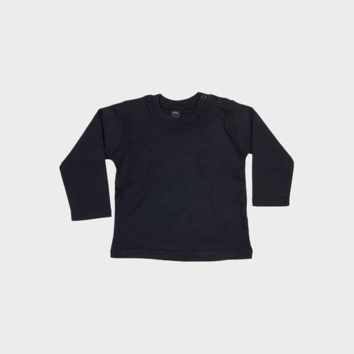 Ein schlichtes schwarzes Baby-Langarm-T-Shirt mit Druckknöpfen auf der linken Schulter, flach auf weißem Hintergrund liegend.