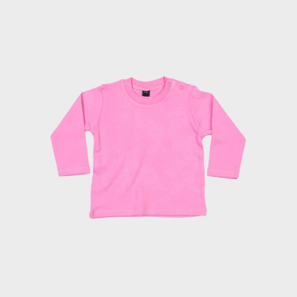 Ein leuchtend rosa, langärmliges Baby Langarm T-Shirt mit Rundhalsausschnitt und zwei kleinen Knöpfen an der linken Schulter. Das Shirt liegt flach auf einem schlichten weißen Untergrund.