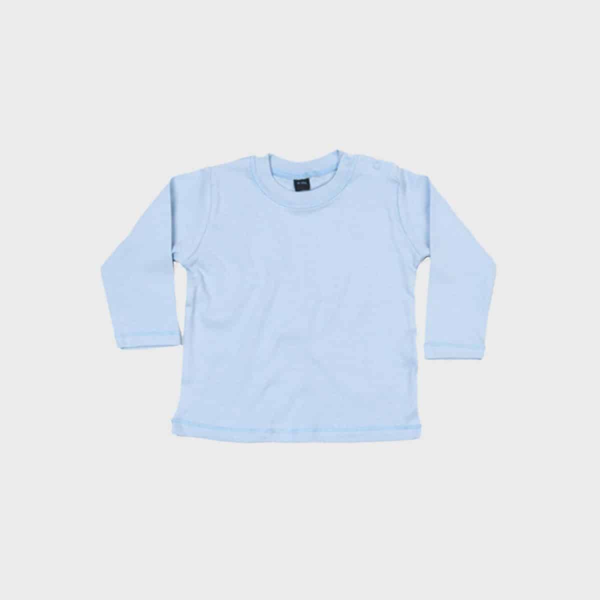 Ein schlichtes, hellblaues Langarm-Baby-Shirt mit Druckknöpfen an einer Schulter. Das Baby Langarm T-Shirt liegt flach auf einem weißen Hintergrund und betont so sein schlichtes Design und den weichen Stoff.