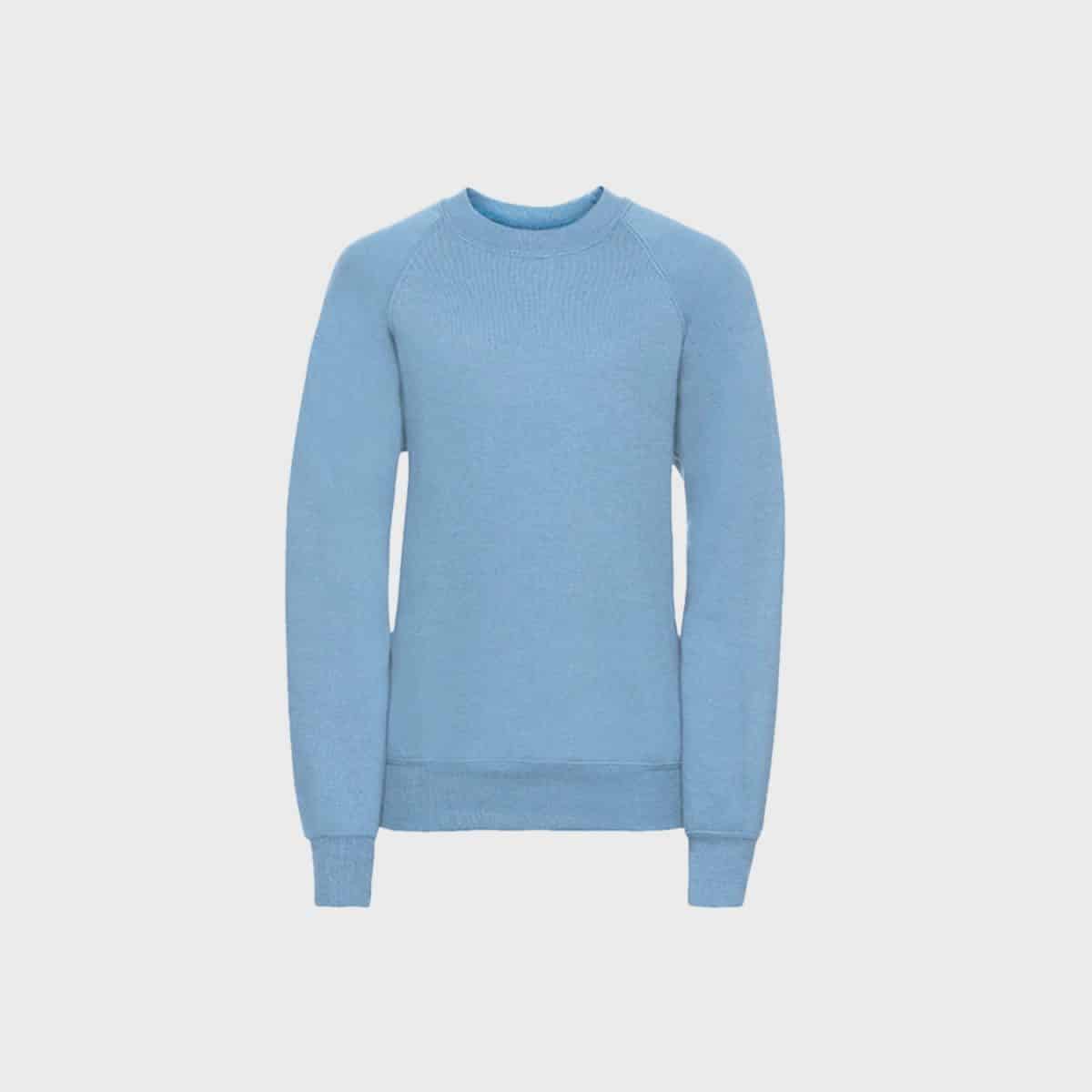 Ein hellblaues Junior-Sweatshirt mit langen Ärmeln wird vor einem schlichten weißen Hintergrund präsentiert. Das Sweatshirt hat ein schlichtes Design mit Rundhalsausschnitt und gerippten Bündchen und Saum und ist damit eine unverzichtbare Ergänzung für die Garderobe jedes Juniors.