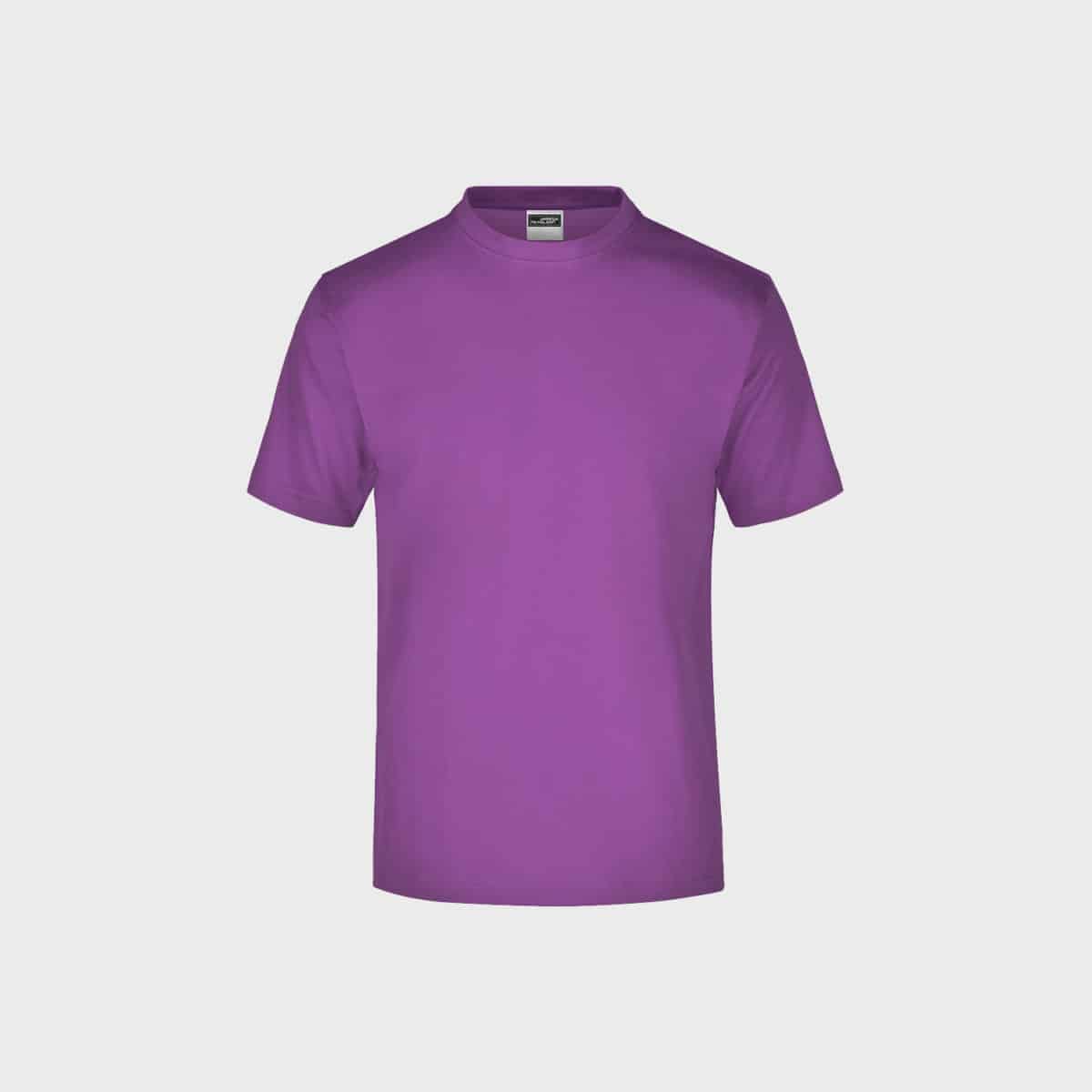 Ein schlichtes, kurzärmeliges Herren-T-Shirt in Lila ist auf einem weißen Hintergrund abgebildet. Das T-Shirt hat einen einfachen Rundhalsausschnitt ohne sichtbare Logos oder Designs.