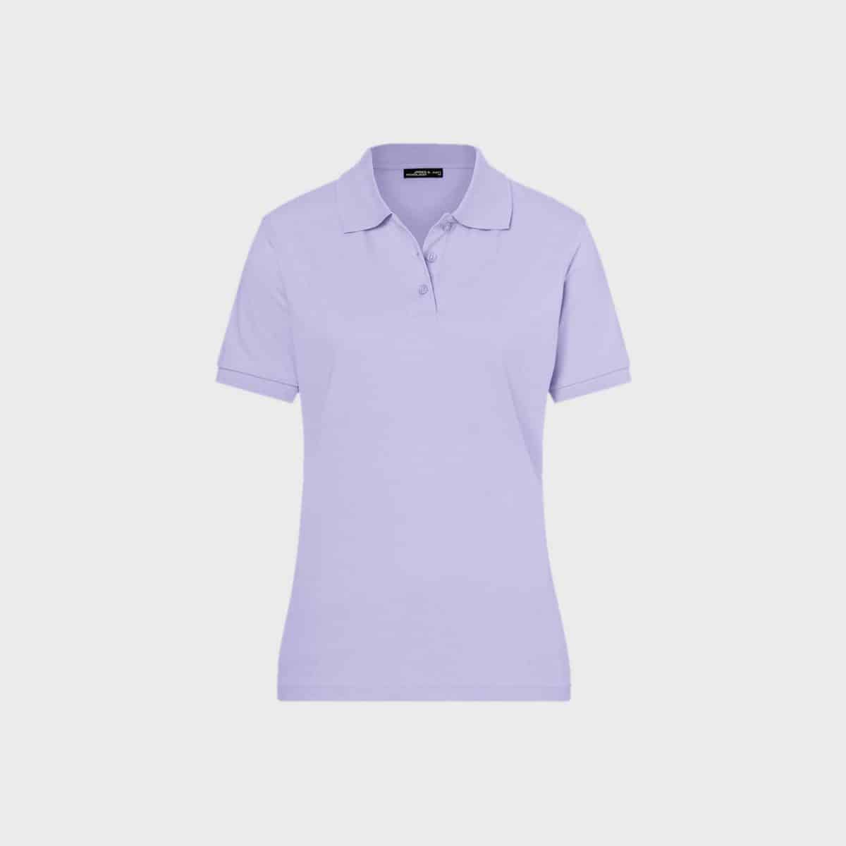 Ein klassisches Damen-Poloshirt in Lavendel mit kurzen Ärmeln, traditionellem Kragen und Knopfleiste auf schlichtem weißem Hintergrund. Das Shirt ist ordentlich präsentiert und zeigt sein schlichtes und modernes Design.