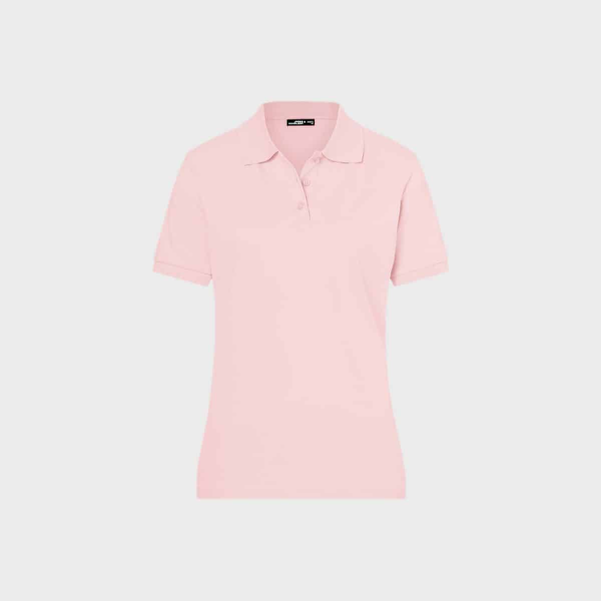 Dieses Bild zeigt ein hellrosa Damen-Poloshirt mit kurzen Ärmeln. Es verfügt über einen Kragen, eine Knopfleiste mit drei Knöpfen und eine taillierte Silhouette. Das Shirt ist vor einem schlichten weißen Hintergrund abgebildet.