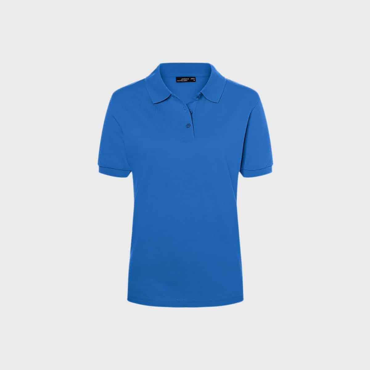 Ein schlichtes blaues klassisches Poloshirt für Damen mit kurzen Ärmeln, Kragen und drei Knöpfen am Hals, auf weißem Hintergrund.