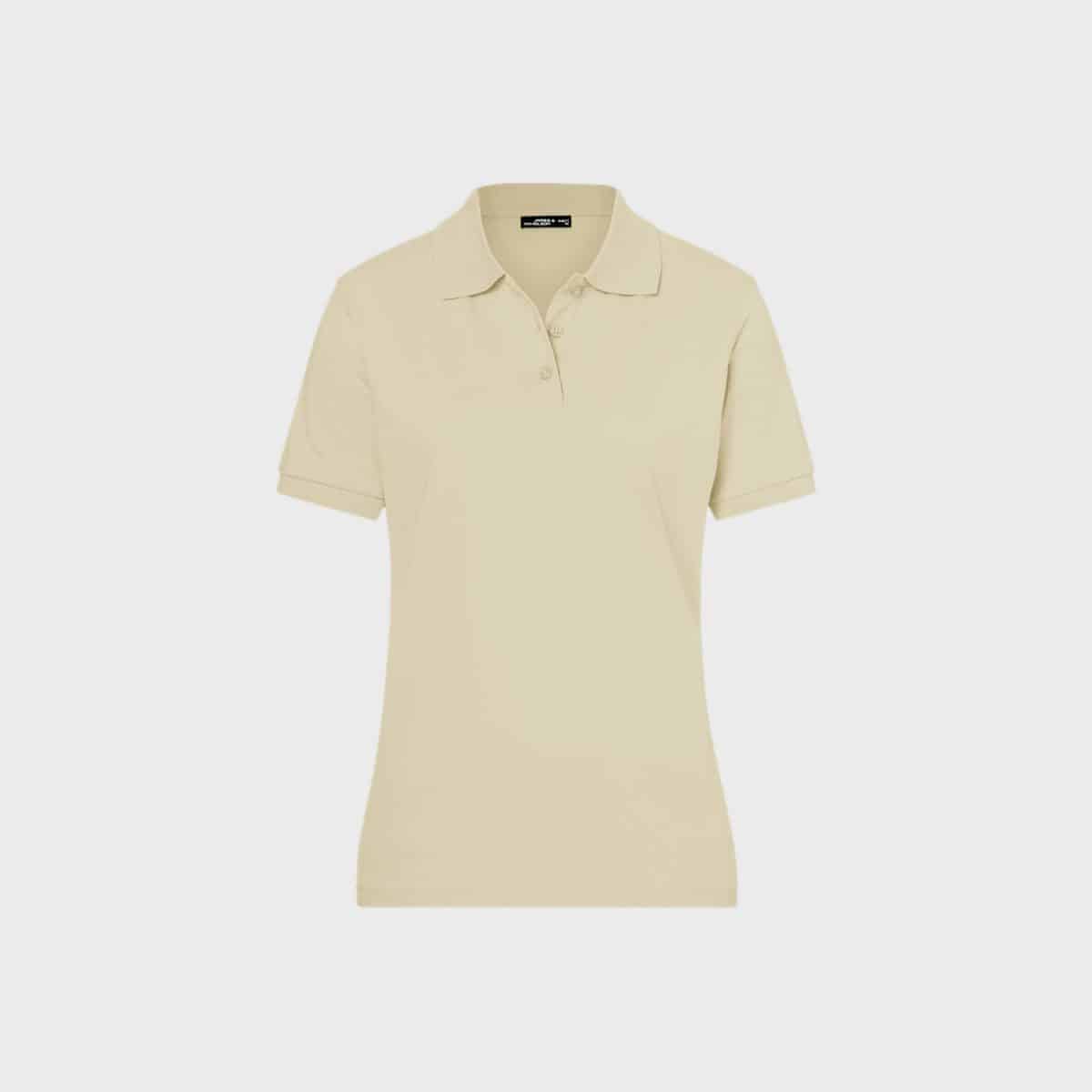Ein beiges klassisches Poloshirt für Damen mit kurzen Ärmeln ist auf einem hellgrauen Hintergrund abgebildet. Das Shirt hat einen klassischen Kragen mit drei Knöpfen und einen leicht taillierten Schnitt, der für legere oder halbformelle Kleidung geeignet ist.