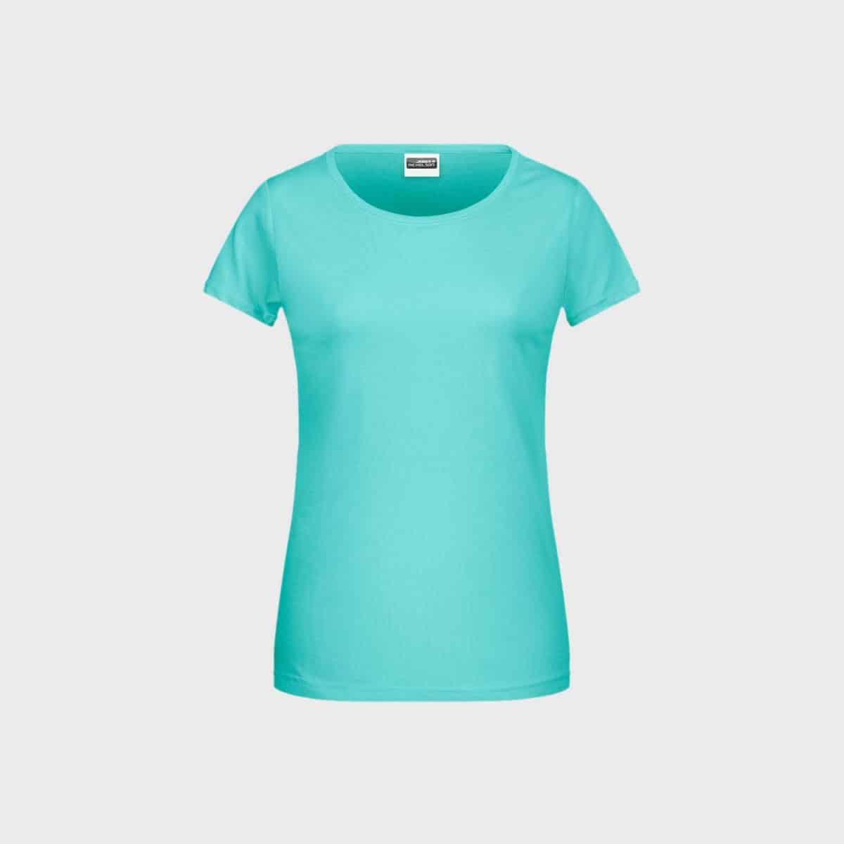 Ein kurzärmeliges, mintgrünes Basic-T für Damen aus Bio-Baumwolle auf einem schlichten hellgrauen Hintergrund. Das T-Shirt hat ein schlichtes, tailliertes Design mit rundem Ausschnitt und ist aus weicher Bio-Baumwolle für täglichen Tragekomfort gefertigt.