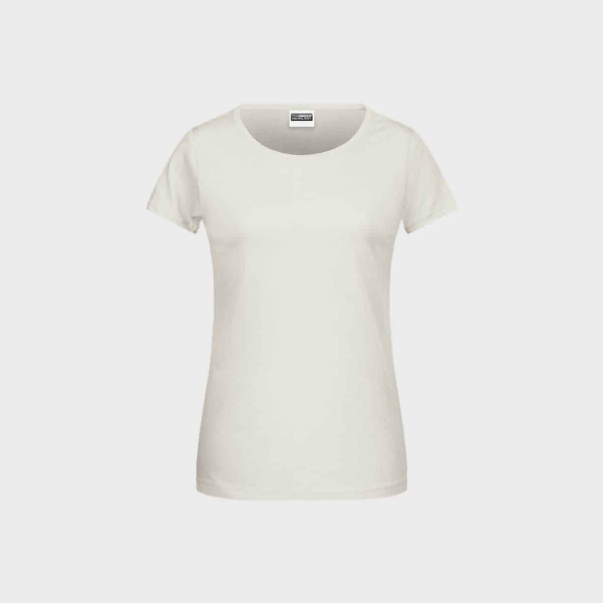 Ein schlichtes, kurzärmeliges, weißes Damen-Basic-T aus Bio-Baumwolle auf hellgrauem Hintergrund. Das T-Shirt aus weicher Bio-Baumwolle hat einen runden Ausschnitt und eine taillierte Passform ohne sichtbare Muster, Logos oder Designs.