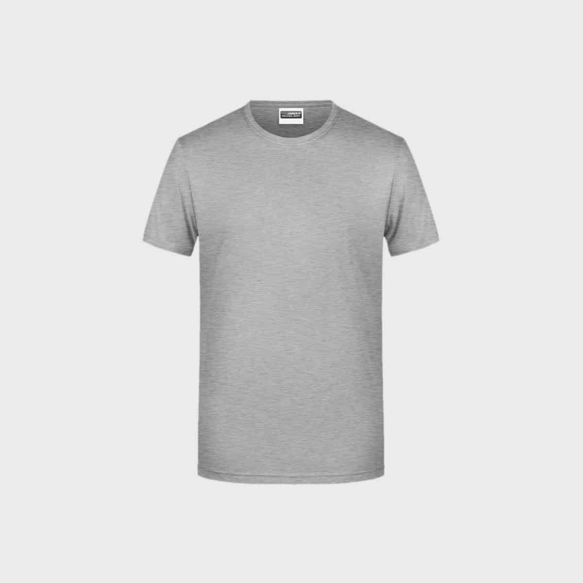 Ein schlichtes, hellgraues kurzärmeliges Herren Basic-T aus Bio-Baumwolle mit Rundhalsausschnitt steht zentriert vor einem weißen Hintergrund. Das T-Shirt aus weicher Bio-Baumwolle besticht durch ein schlichtes und minimalistisches Design.