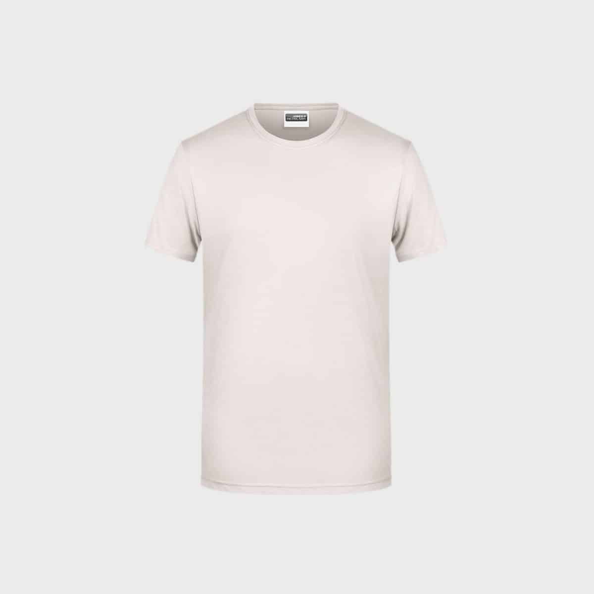Das Herren Basic-T aus Bio-Baumwolle ist ein schlichtes, hellbeiges Hemd mit kurzen Ärmeln und rundem Ausschnitt aus Bio-Baumwolle. Auf einem schlichten weißen Hintergrund hat es keine sichtbaren Designs oder Muster und sieht neu und ungetragen aus.