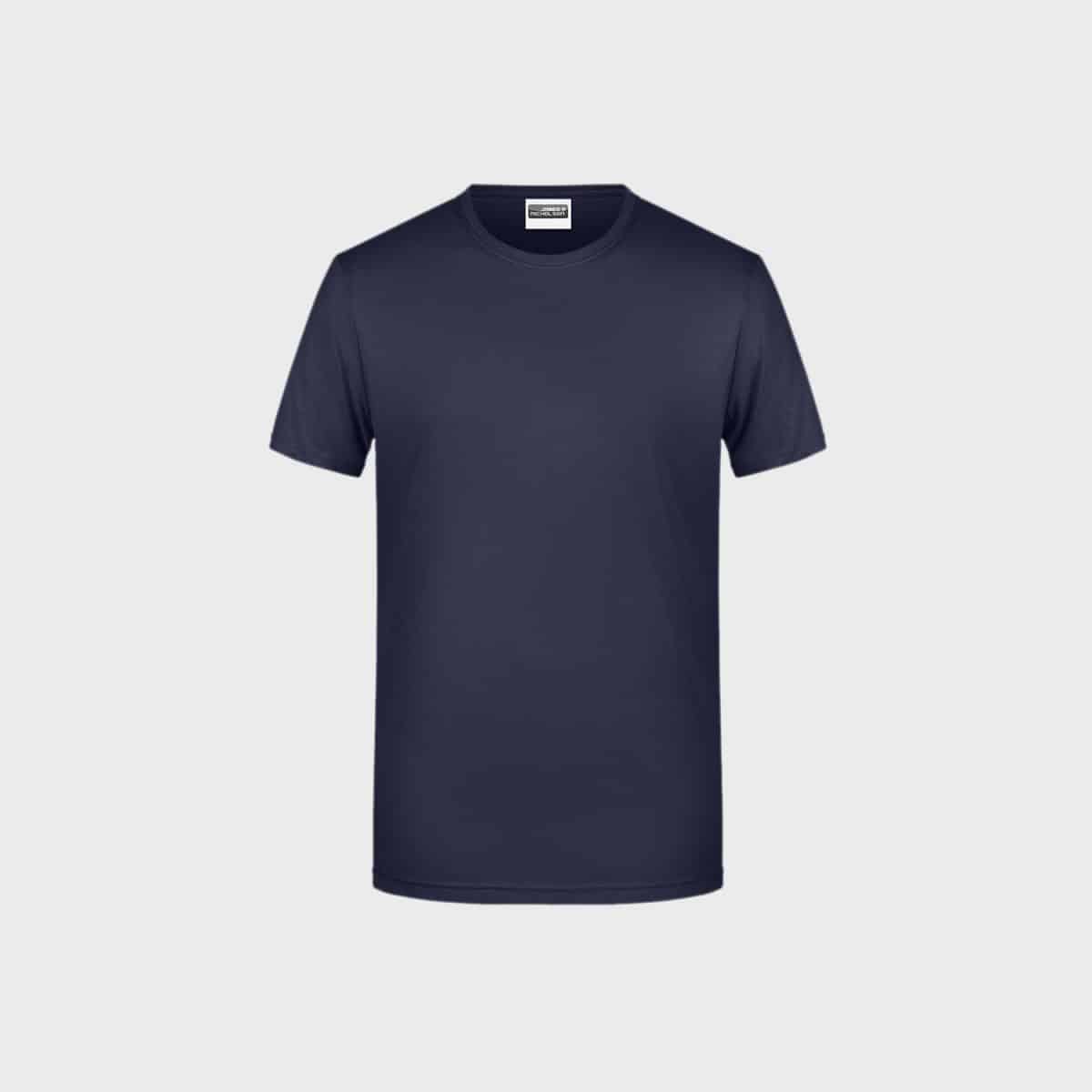 Ein kurzärmliges Unisex-T-Shirt für Herren Basic-T aus Bio-Baumwolle in schlichtem Dunkelmarineblau wird auf hellgrauem Hintergrund präsentiert. Dieses T-Shirt hat ein klassisches Rundhalsdesign ohne sichtbare Logos oder Designs und sorgt so für ein minimalistisches und vielseitiges Erscheinungsbild. Hergestellt aus Bio-Baumwolle für verbesserten Komfort und Nachhaltigkeit.