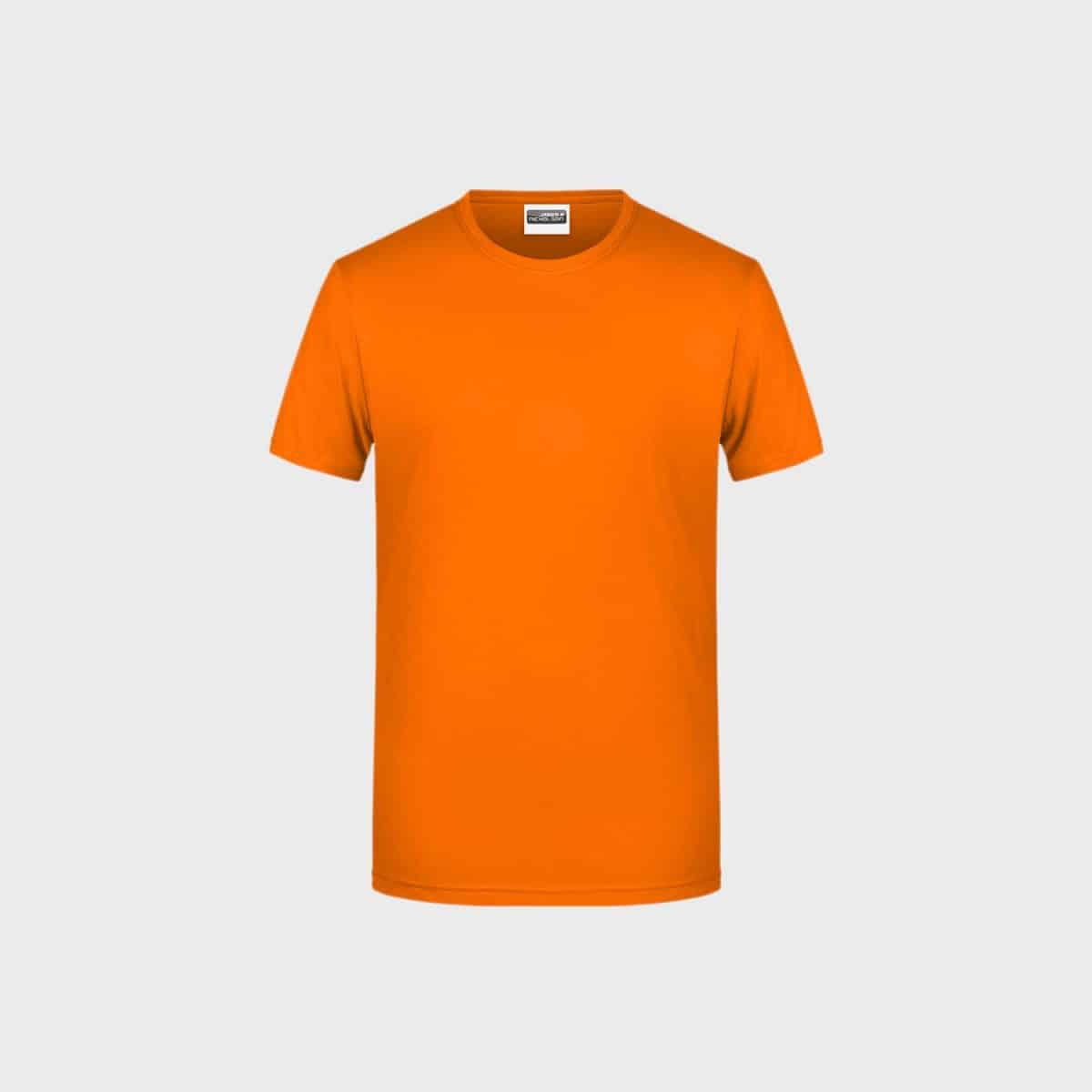 Ein schlichtes, leuchtend oranges Basic-T-Shirt für Herren aus Bio-Baumwolle wird vor einem einfarbigen hellgrauen Hintergrund angezeigt. Dieses Herren-T-Shirt hat einen normalen Rundhalsausschnitt und einen geraden Saum. Ohne sichtbare Logos oder Designs zeigt es seine schlichte, einfarbige Bio-Baumwolle.