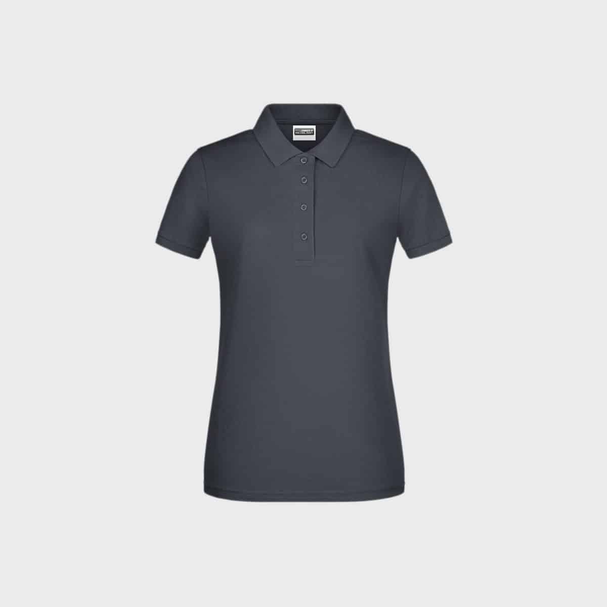 Das Damen-Poloshirt Basic aus Bio-Baumwolle mit kurzen Ärmeln, dunkelgrauem Farbton, Kragen und Dreiknopfleiste ist auf weißem Hintergrund abgebildet. Dieses vielseitige Stück aus Bio-Baumwolle kombiniert Komfort mit umweltfreundlichem Stil.