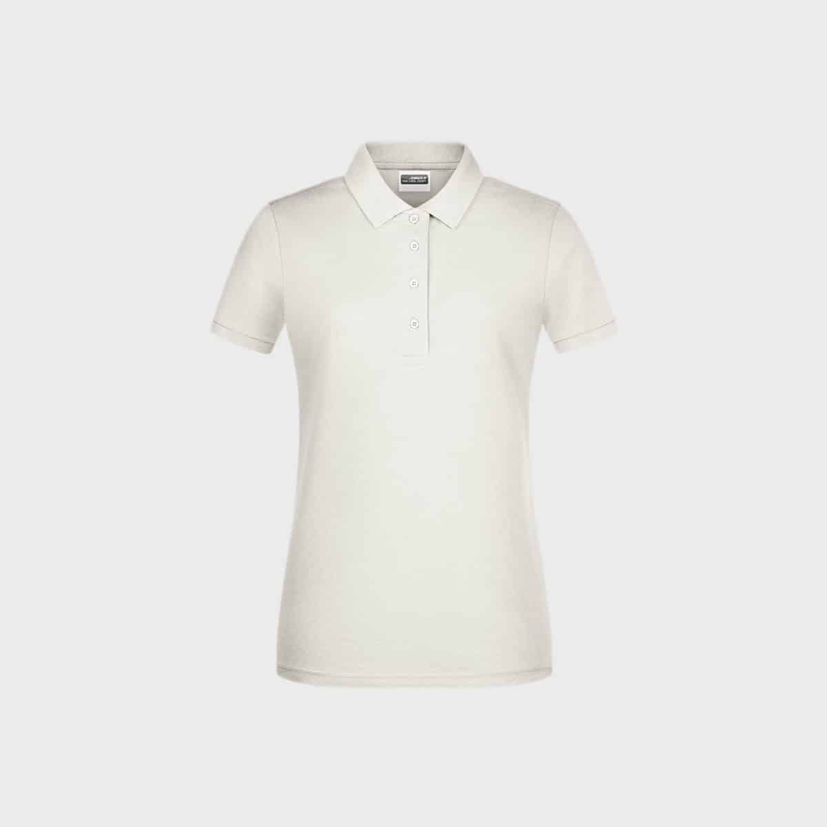 Vorderansicht eines unifarbenen, hellbeigen „Ladies‘ Basic Polo aus Bio-Baumwolle“ Shirts mit kurzen Ärmeln, Kragen und Knopfleiste vor weißem Hintergrund.