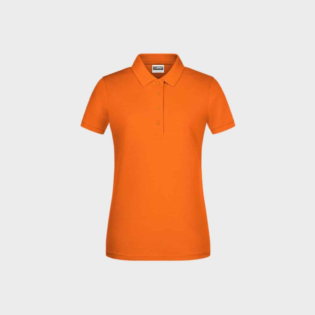 Ein kurzärmliges, oranges Damen-Basic-Polo aus Bio-Baumwolle mit Kragen und Knopfleiste, das sich auf einem schlichten weißen Hintergrund abhebt.