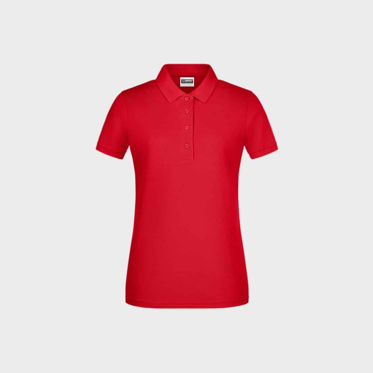 Das Damen Basic Polo aus Bio-Baumwolle in schlichtem Rot mit kurzen Ärmeln, Kragen und Drei-Knopf-Leiste auf der Vorderseite ist auf hellgrauem Hintergrund abgebildet. Das Shirt hat einen taillierten Schnitt, der speziell für Frauen entworfen wurde, und ist für zusätzlichen Komfort aus Bio-Baumwolle gefertigt.