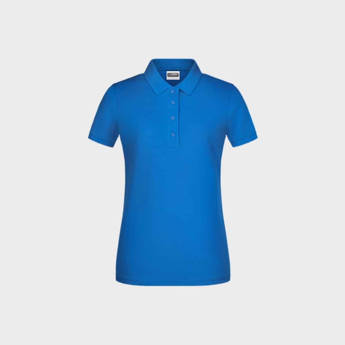 Ein blaues Damen-Basic-Poloshirt aus Bio-Baumwolle mit Kragen und Knopfleiste mit drei Knöpfen wird auf einer flachen Fläche vor einem schlichten weißen Hintergrund präsentiert. Seine helle Farbe und sein schlichtes Design kommen wunderbar zur Geltung.