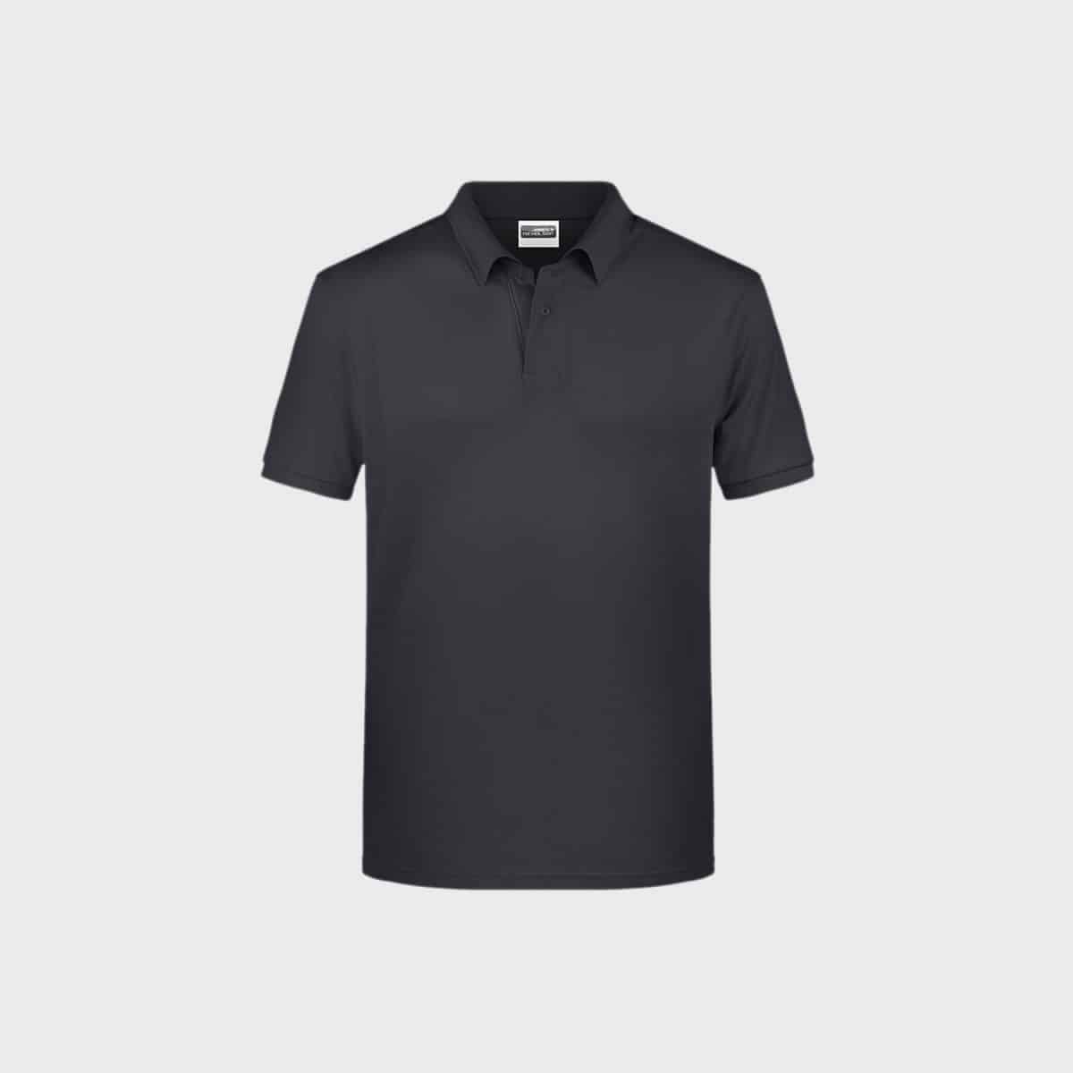 Ein schlichtes, kurzärmeliges, dunkelgraues Herren-Basic-Polo aus Bio-Baumwolle mit Kragen und drei Knöpfen auf der Vorderseite ist auf einem hellgrauen Hintergrund platziert. Das Shirt wird von vorne gezeigt und hat keine sichtbaren Logos oder Designs.