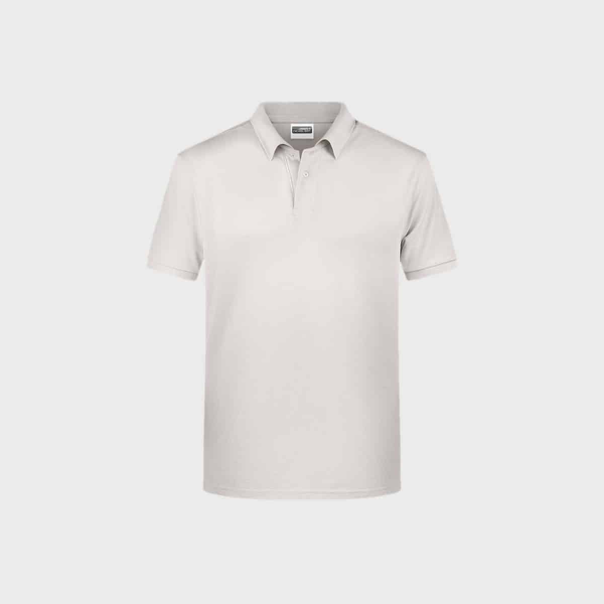 Auf weißem Hintergrund ist ein schlichtes weißes kurzärmeliges Herren-Basic-Polo aus Bio-Baumwolle abgebildet. Das Hemd verfügt über einen Kragen und eine Drei-Knopf-Leiste, was sein zeitloses Design unterstreicht.