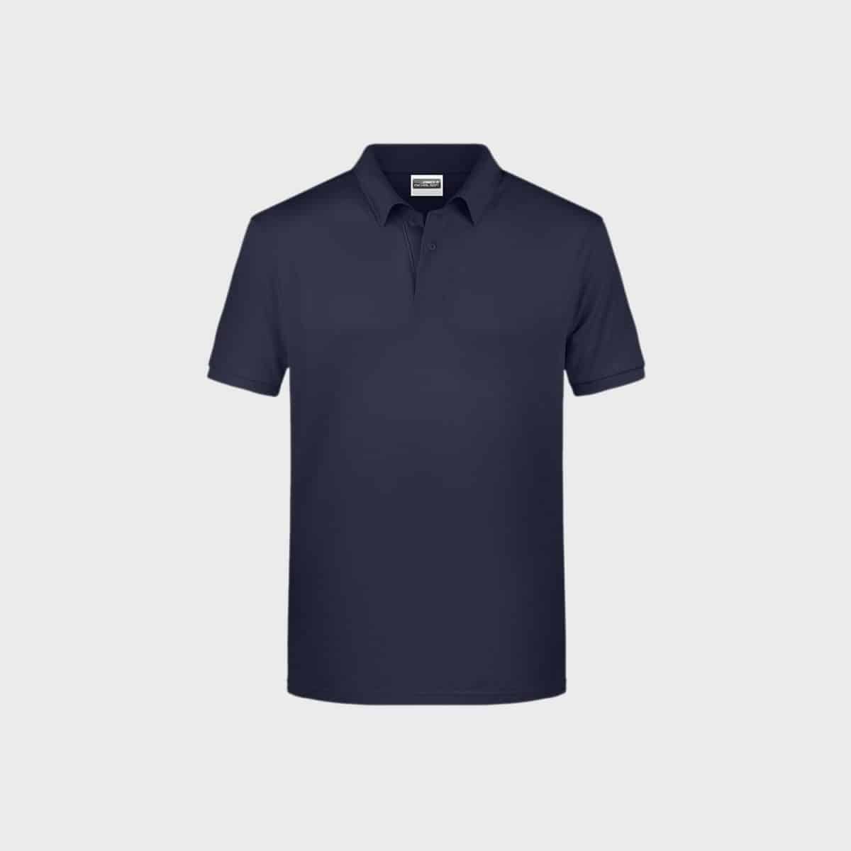 Ein schlichtes marineblaues Herren-Basic-Poloshirt aus Bio-Baumwolle mit Kragen und kurzen Ärmeln ist auf einem hellgrauen Hintergrund abgebildet. Das aus Bio-Baumwolle gefertigte Hemd verfügt über eine Knopfleiste mit drei Knöpfen und ein klares, minimalistisches Design.